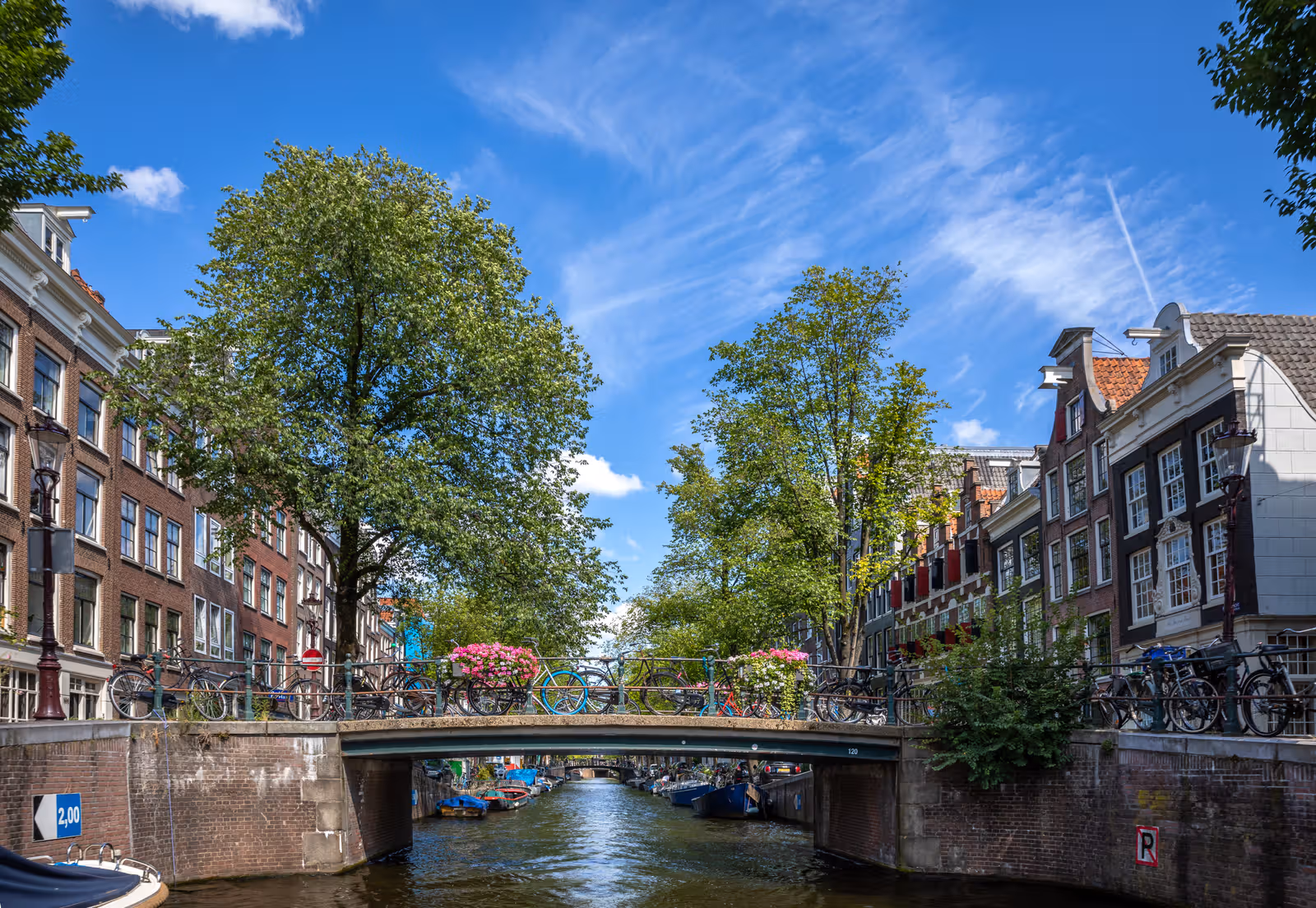 Gracht met brug, fietsen en bloemen