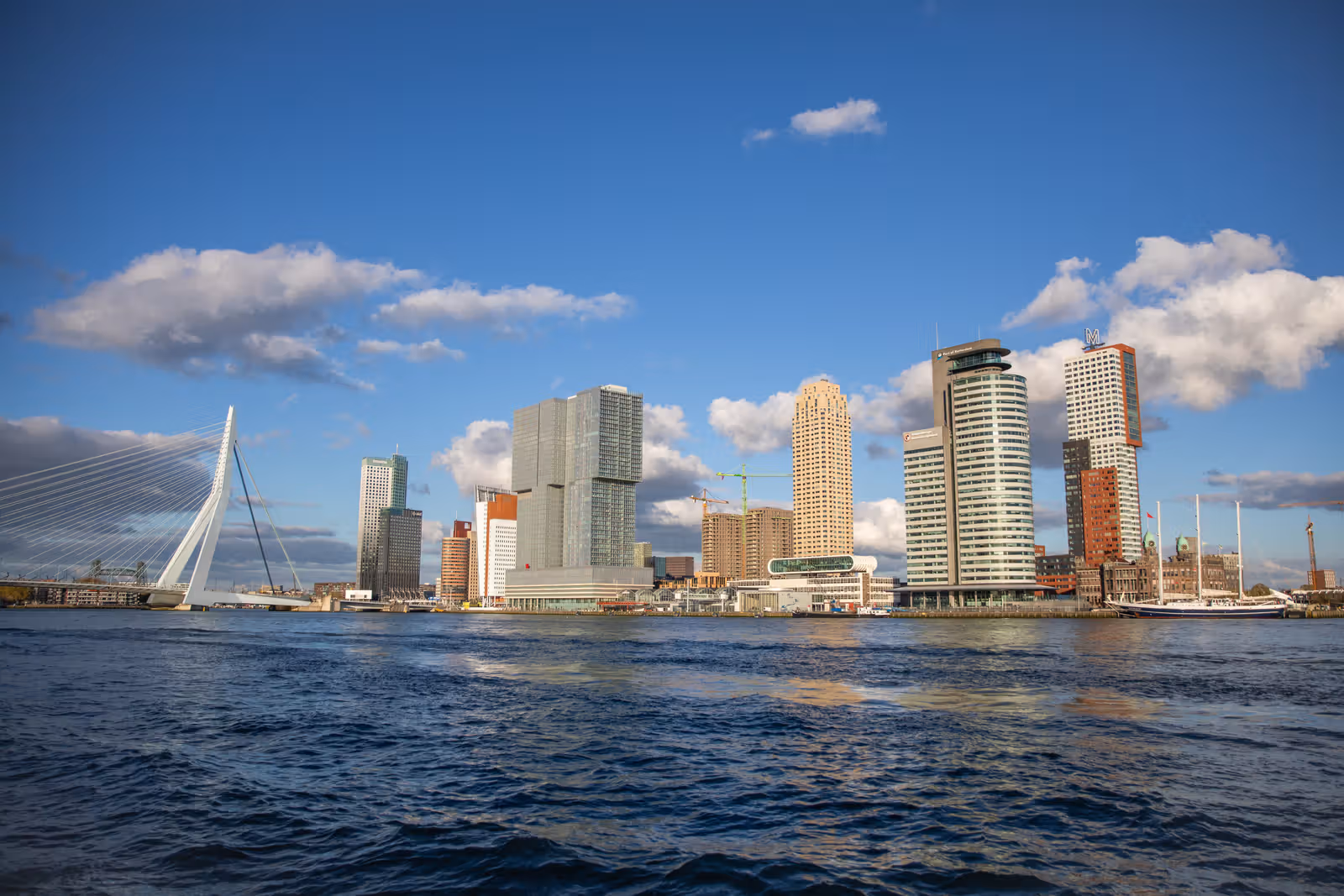 Moderne skyline aan het water