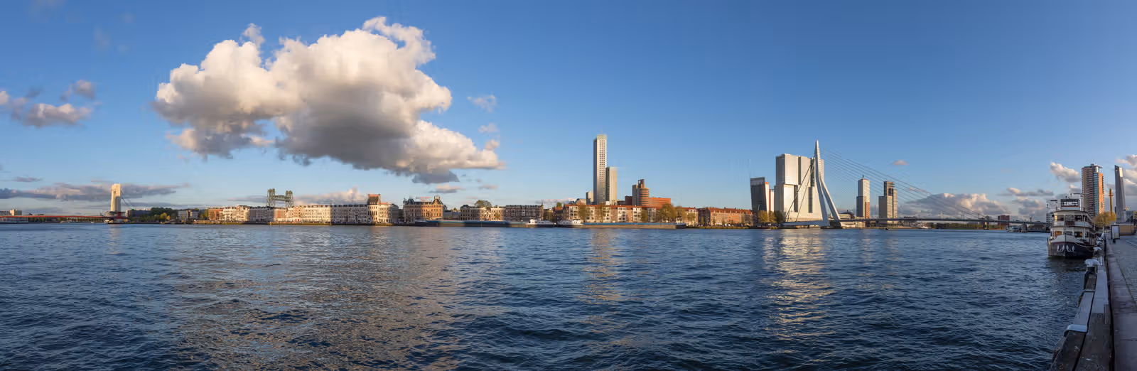 Stadsgezicht aan het water