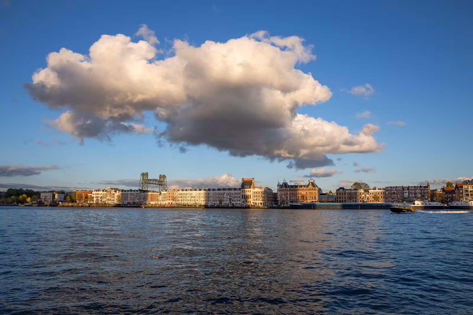 Stadsgevels aan het water