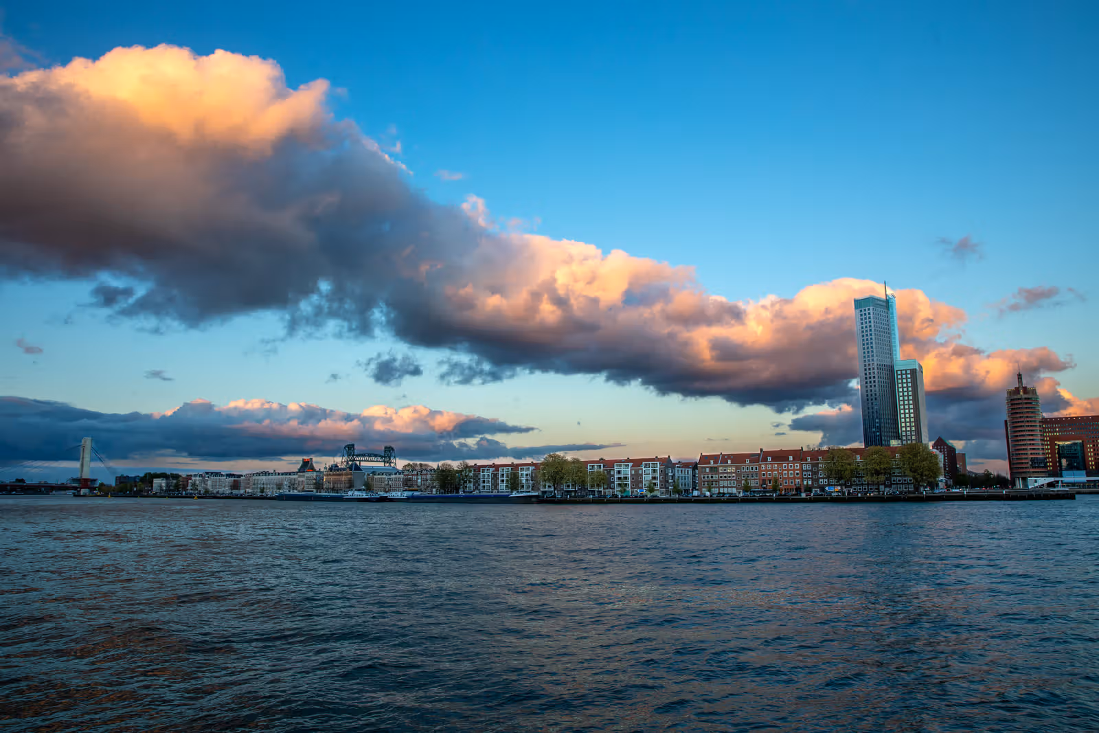 Stadsgevels aan de rivier