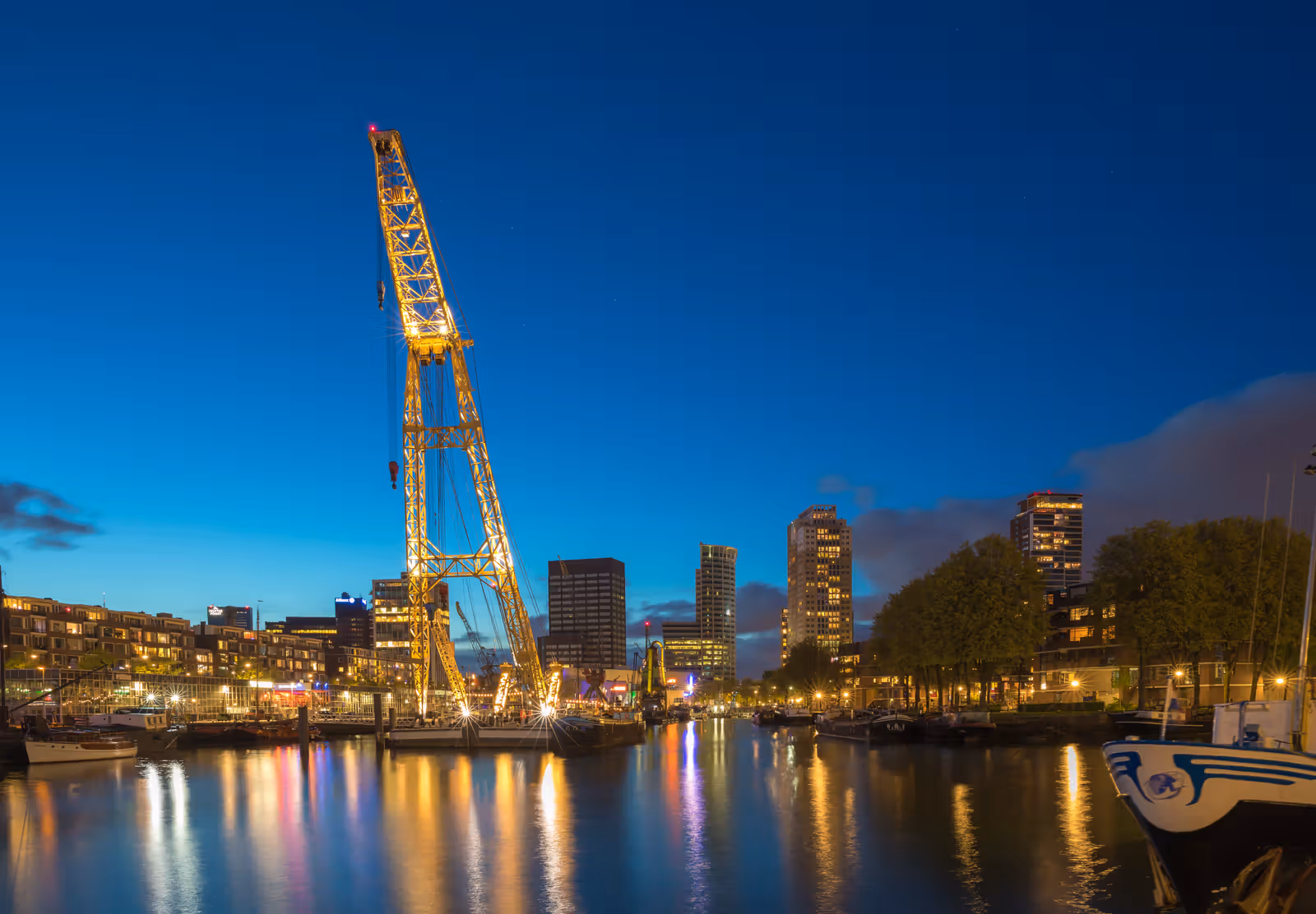 Verlichte havenkraan bij avond