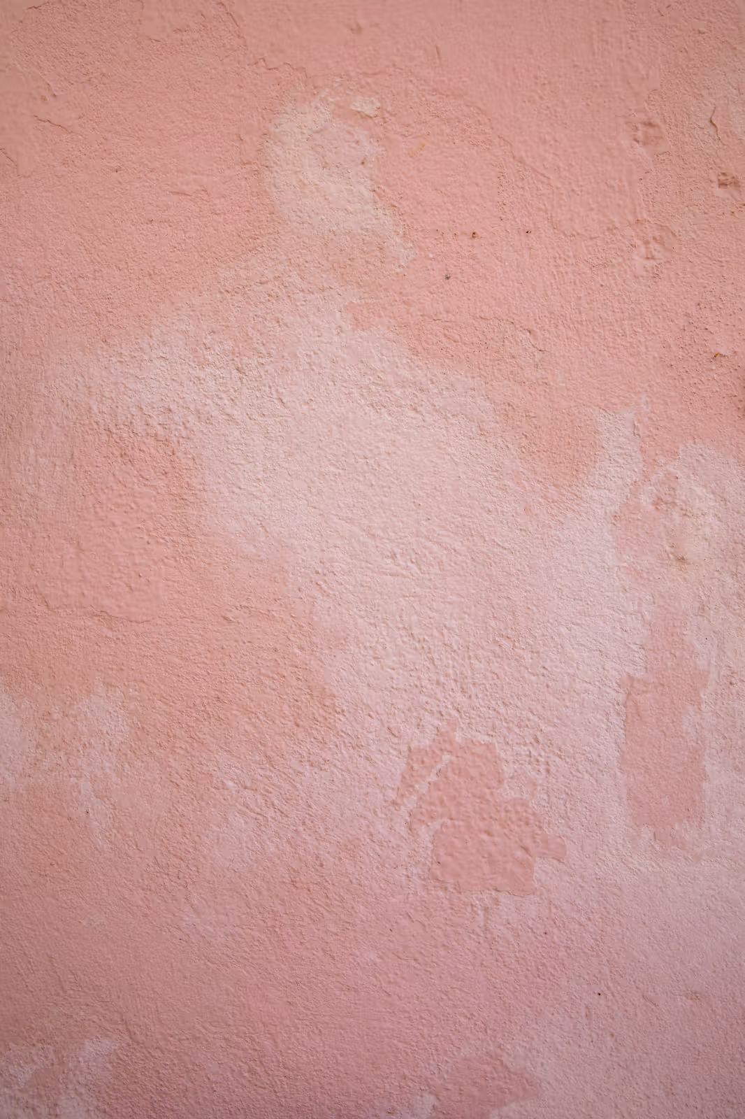 Verweerde roze muur