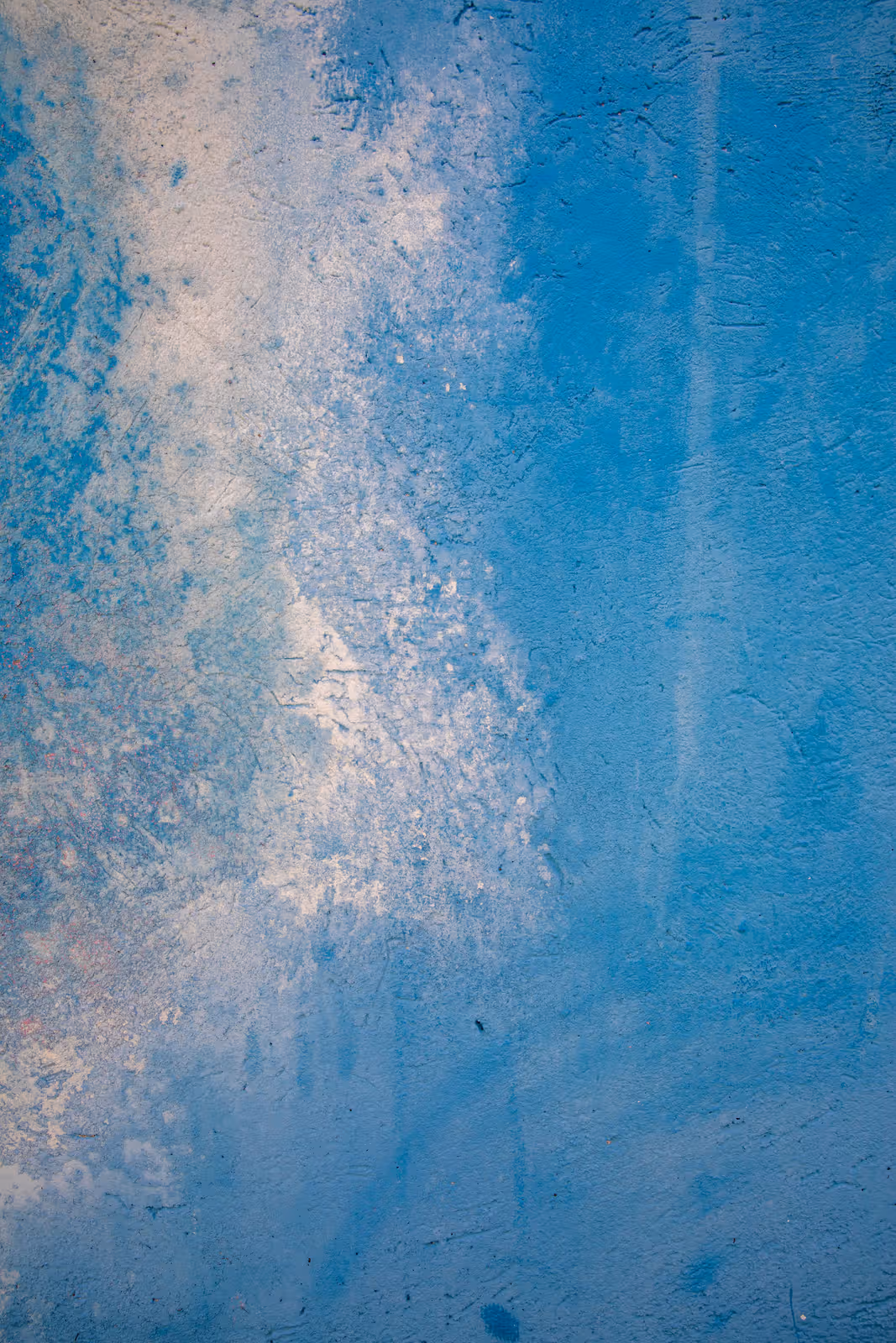 Verweerde blauwe muur