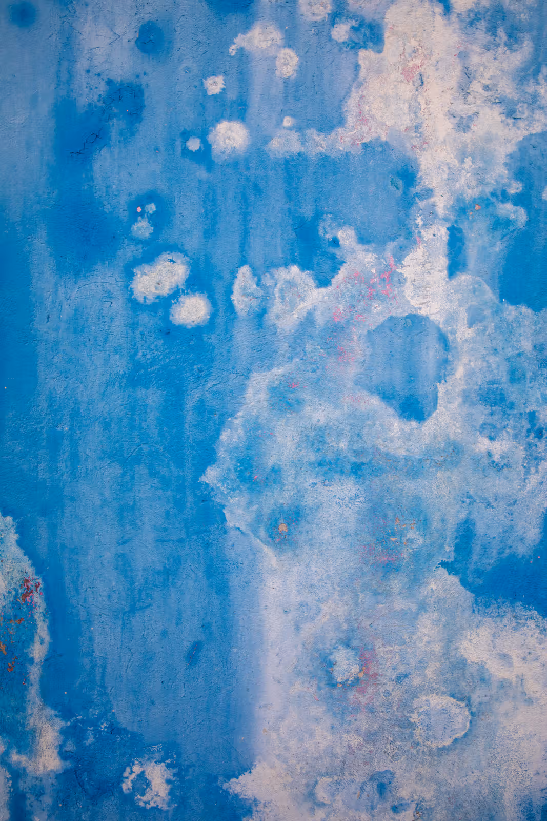 Blauwe verweerde muur