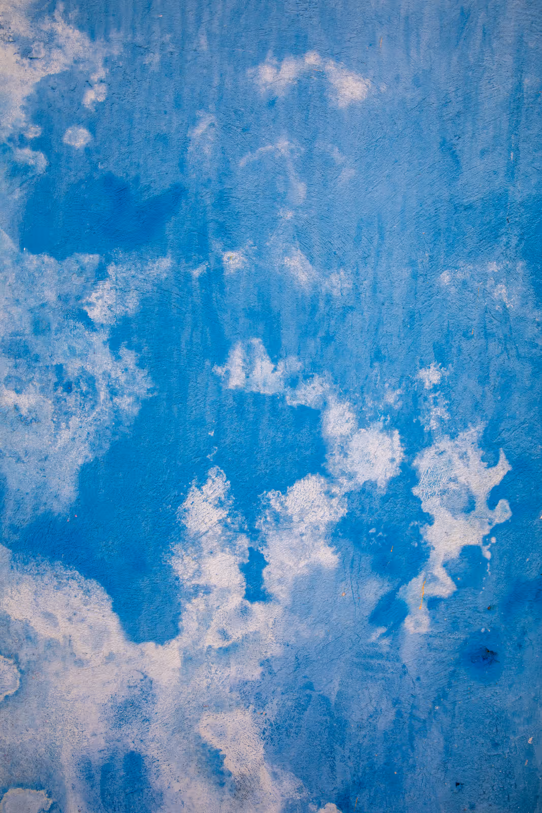 Blauwe verweerde muur