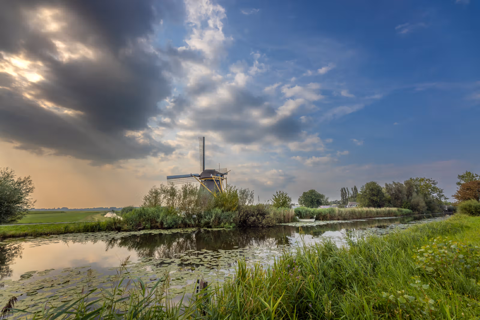 Windmolen in polderlandschap