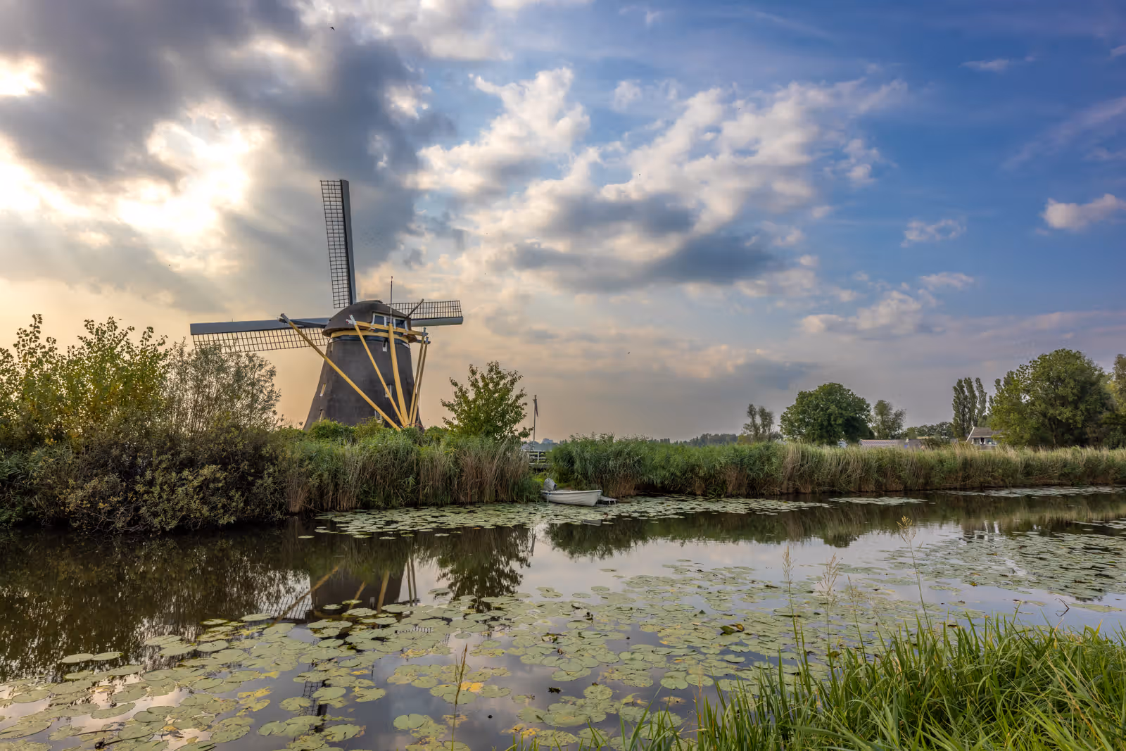 Windmolen aan het water