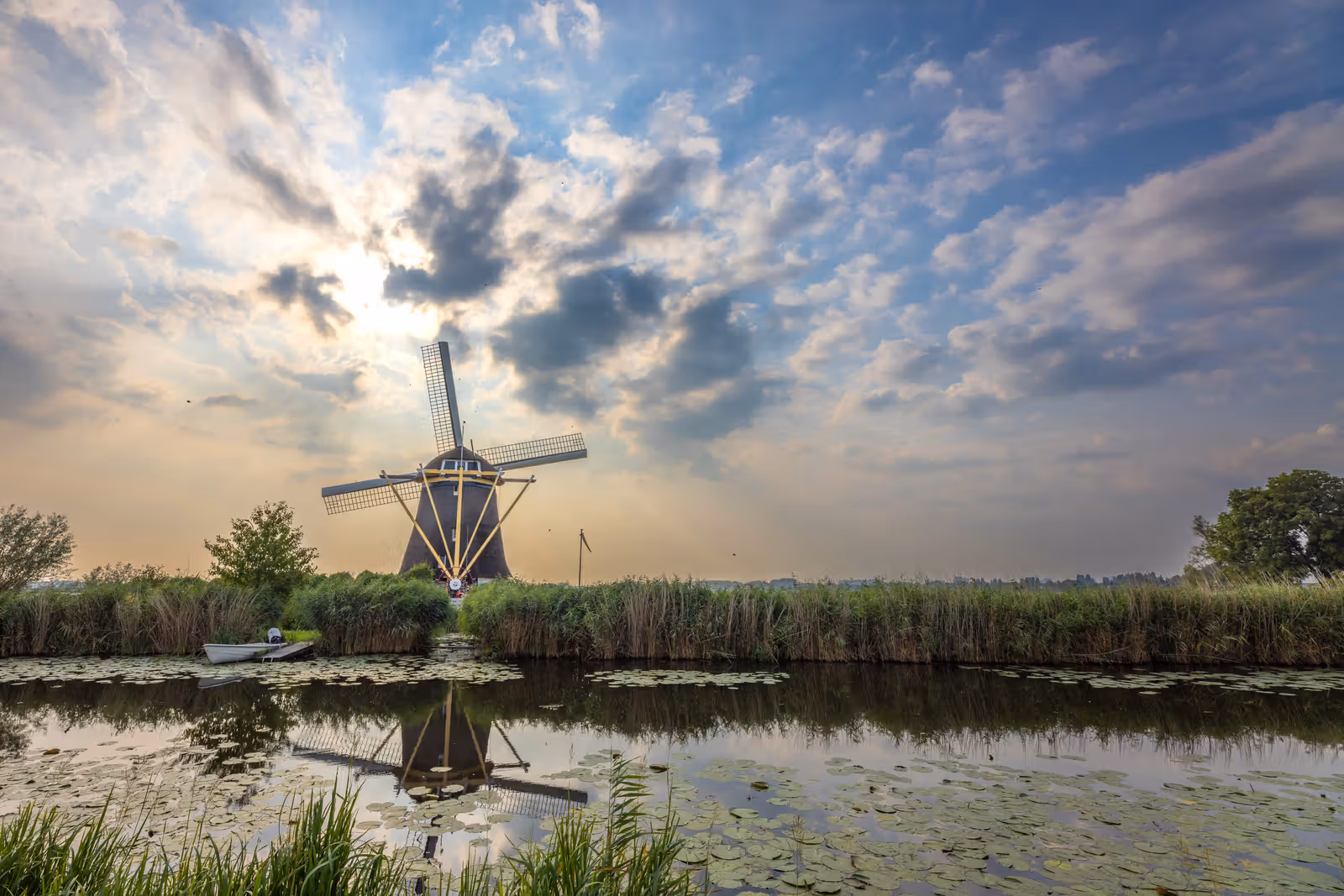 Windmolen en waterreflectie