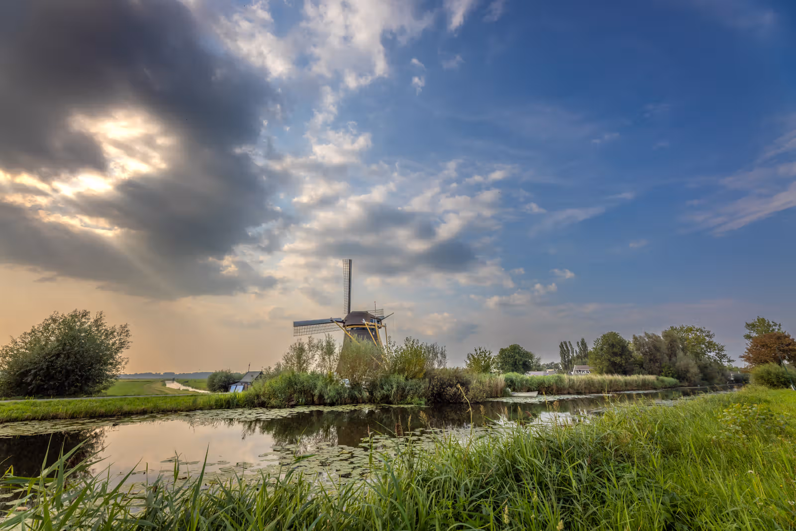 Windmolen aan het water