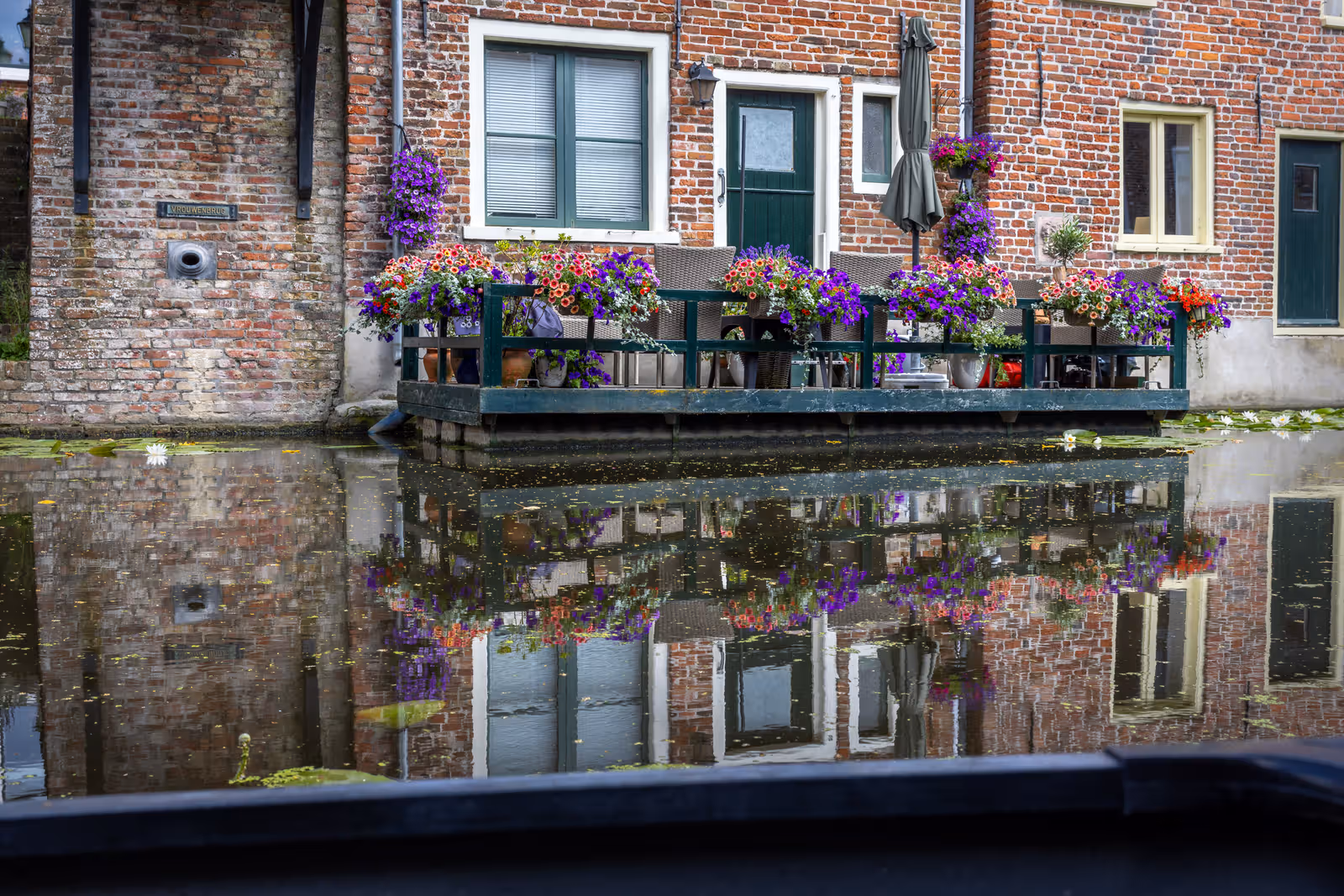 Terras met bloemen aan het water