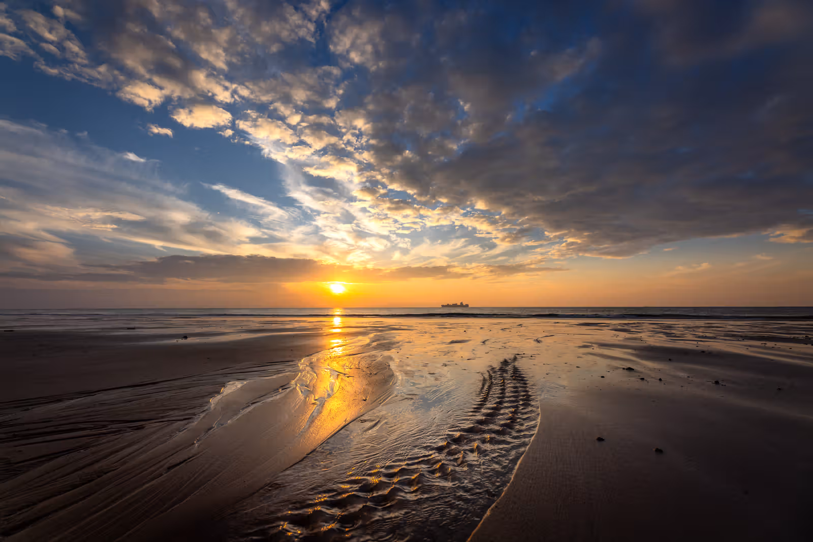 Strand bij zonsondergang