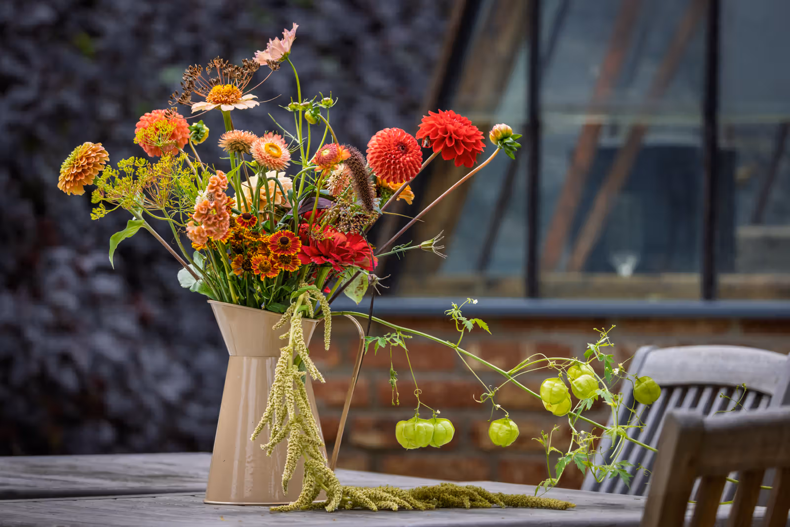 Kleurrijk boeket op tuintafel