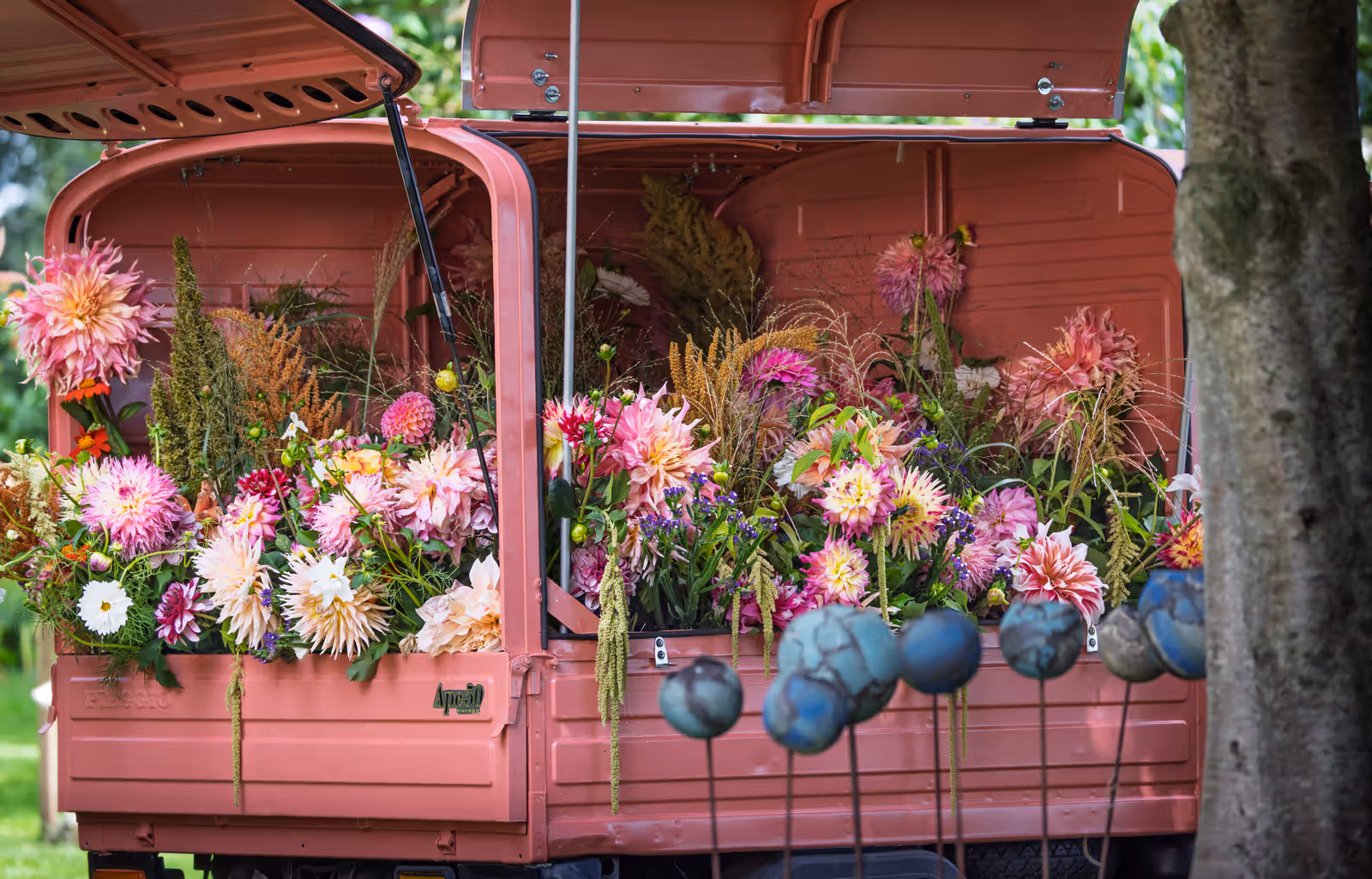 Roze laadbak met bloemen